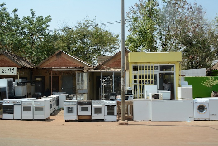 非洲路邊可見賣二手電子產品的攤位