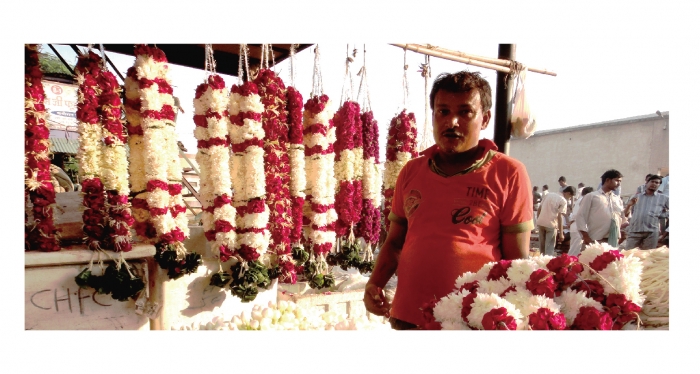 在新德里花市裡探險，挖掘關於鮮花與男人的故事